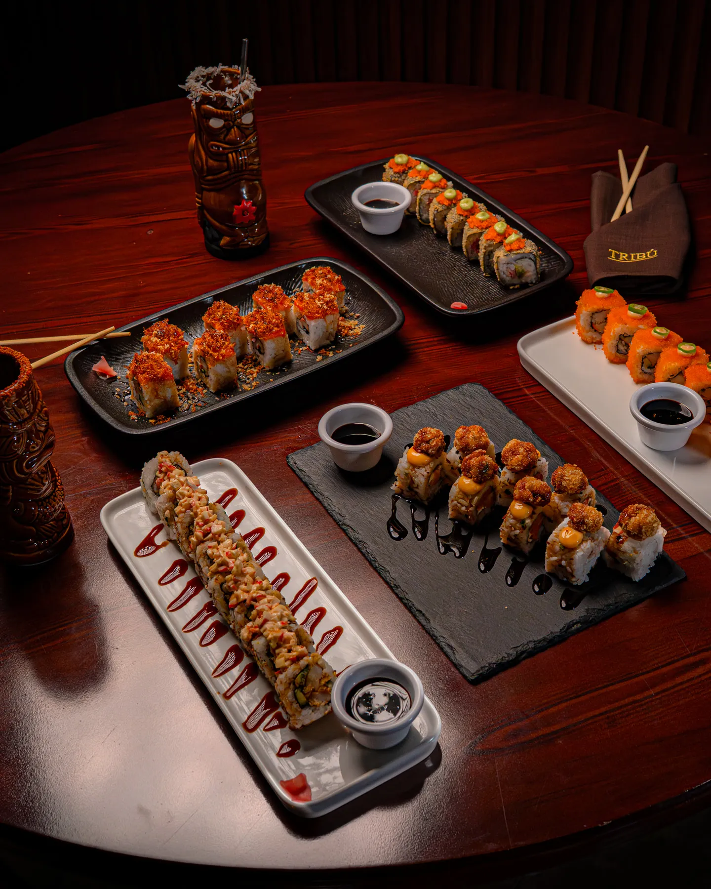 Selección de rolls de sushi, fotografiada por Vita Studio