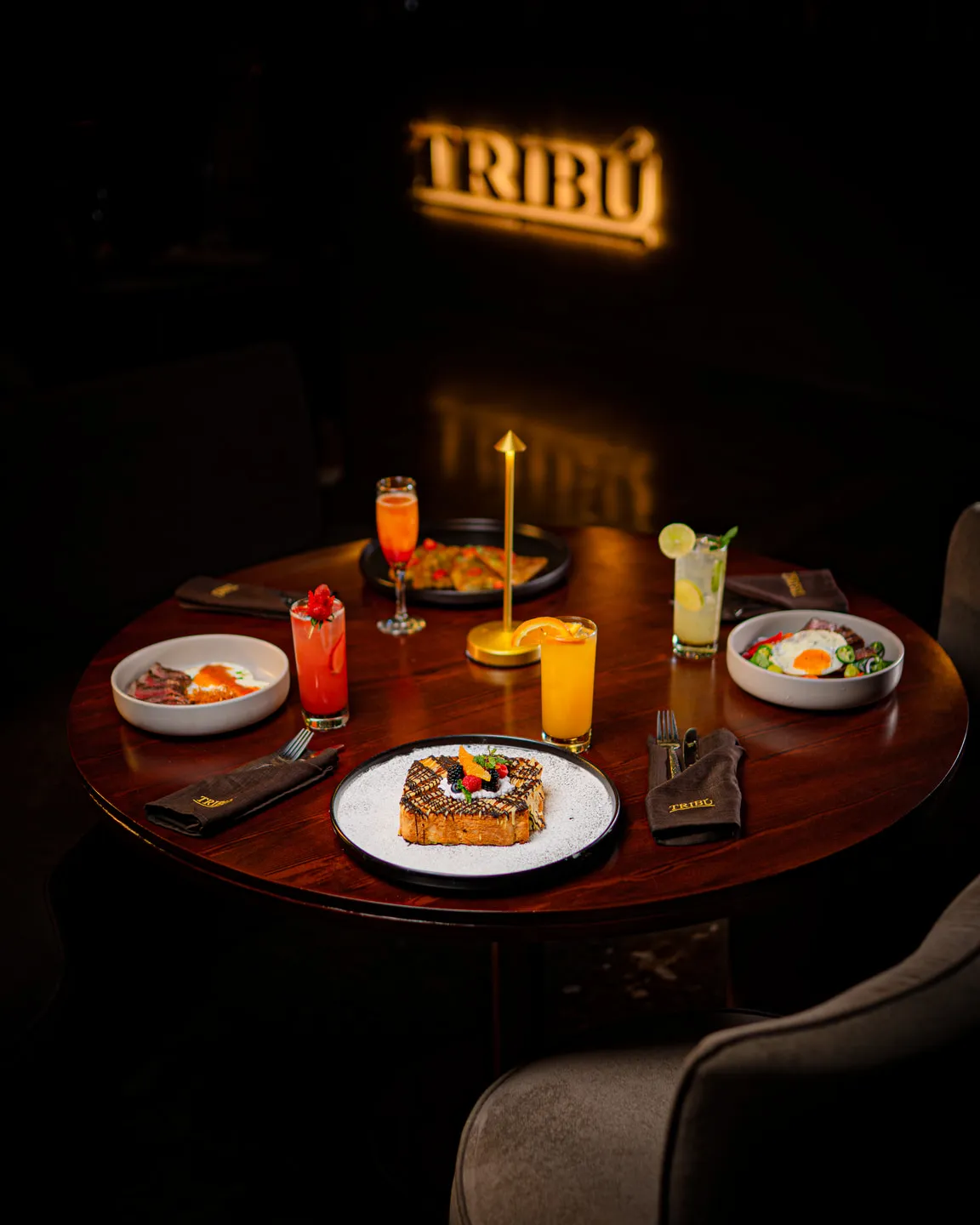 Mesa de restaurante servida para desayuno, fotografiada por Vita Studio